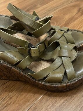 Born Womens Leather Wedge Sandals Olive Green Ankle Strap Comfort Shoes Size 8